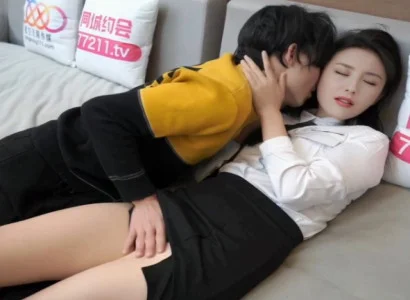 Cô thư ký đẹp bí mật phang với sếp vì tiền