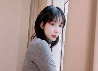 Cô nàng lồn múp xinh tươi gặp chủ nhà rồi quan hệ tình dục luôn