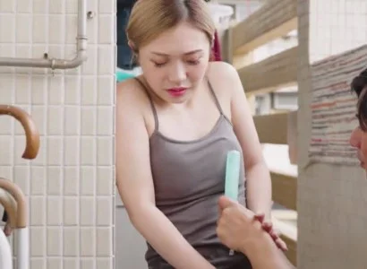 Hai anh em giúp em dâu có thai