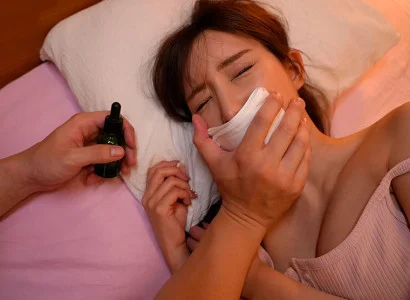 Người kia trộn thuốc mê vào đồ ăn của cô em họ xinh đẹp và quan hệ